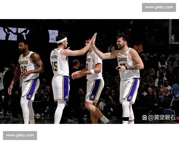 湖人对决热火精彩瞬间全数据回顾与球员表现深度分析 湖人对决热火精彩瞬间全数据回顾与球员表现深度分析